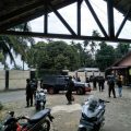 Tim Satgas KPK didampingi personel Brimob melakukan penggeledahan Rumah Bupati Langkat, di kawasan Raja Tengah, Kecamatan Kuala, Rabu (19/1/2022).