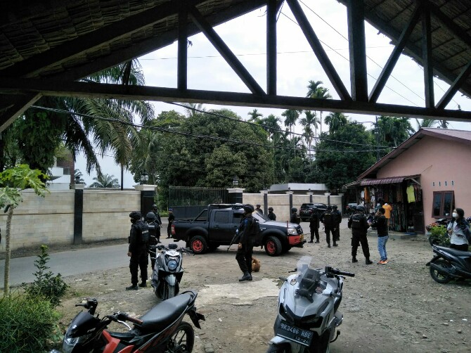 Tim Satgas KPK didampingi personel Brimob melakukan penggeledahan Rumah Bupati Langkat, di kawasan Raja Tengah, Kecamatan Kuala, Rabu (19/1/2022).