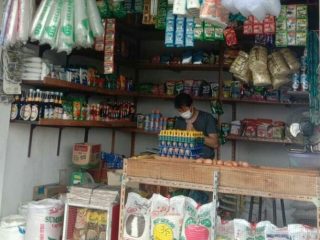 Harga beras Harga di pasar tradisonal mengalami kenaikan. Kenaikan harga mencapai Rp300/kg.