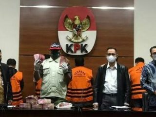 Komisi Pemberantasan Korupsi (KPK) menetapkan Bupati Langkat Terbit Rencana Peranginangin (TRP), abang kandung TRP, dan 4 kontraktor sebagai tersangka. Sementara 3 pejabat Pemkab Langkat yang sempat diamankan, selamat.