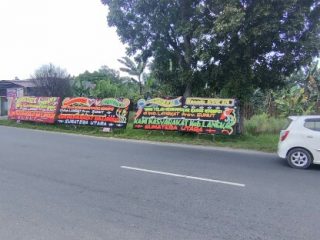 Sejumlah karangan bunga terpasang di sepanjang Jalan Lintas Medan - Langkat