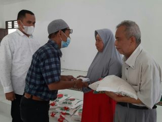 Pengajian Al-Ikhlas melakukan bakti sosial (baksos) dengan menyerahkan bantuan ke DPD Persatuan Tuna Netra Indonesia (Pertuni) Sumut, Jalan Sampul, Medan, Kamis (20/1/2022).