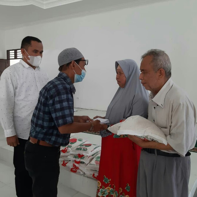Pengajian Al-Ikhlas melakukan bakti sosial (baksos) dengan menyerahkan bantuan ke DPD Persatuan Tuna Netra Indonesia (Pertuni) Sumut, Jalan Sampul, Medan, Kamis (20/1/2022).