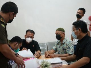 Kejaksaan Negeri Medan menerima penyerahan tersangka dan barang bukti (tahap II) dugaan Tindak Pidana Korupsi Pengadaan Handy Talky (HT) pada Kantor Sandi Kota Medan tahun anggaran 2014 dari Penyidik Polrestabes Medan, di Kantor Kejari Medan, Kamis (20/1/2022).