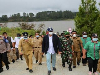 Komisaris Utama PT Indonesia Asahan Aluminium (Inalum) persero, Doni Monardo melakukan kunjungan kerja ke Kebun Raya Samosir dalam rangka mengakselerasi penghijauan Kawasan Danau Toba, kemarin