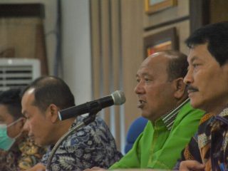 Wakil Bupati Langkat, Syah Afandin memimpin rapat konsolidasi internal dan penguatan kinerja dengan seluruh Kepala Perangkat Daerah dan camat pasca terjadinya operasi tangkap tangan yang dilakukan KPK dan menjerat Bupati Langkat,Terbit Rencana PA, Selasa malam (18/1/2022).