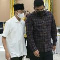 Sultan Deli sedang berbincang dengan Walikota Medan, Bobby Nasution ketika keduanya bertemu di Rumah Dinas Walikota Medan, Sabtu malam (22/1/2022). Pertemuan keduanya terkait terkendalanya revitalisasi Istana Maimoon akibat persoalan internal. Foto:IST