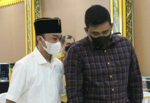 Sultan Deli sedang berbincang dengan Walikota Medan, Bobby Nasution ketika keduanya bertemu di Rumah Dinas Walikota Medan, Sabtu malam (22/1/2022). Pertemuan keduanya terkait terkendalanya revitalisasi Istana Maimoon akibat persoalan internal. Foto:IST