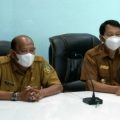 Plt Bupati Langkat, Syah Afandin didampingi Sekdakab Langkat, Indra Salahudin mengikuti rapat kerja pencegahan tindak pidana korupsi dan evaluasi program strategis pemerintah daerah secara virtual dari Ruang Command Centre Kantor Bupati Langkat, Stabat, Senin (24/1/2022).
