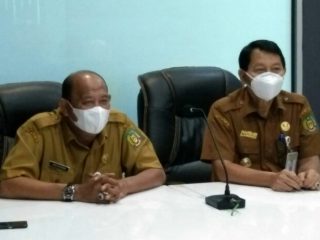 Plt Bupati Langkat, Syah Afandin didampingi Sekdakab Langkat, Indra Salahudin mengikuti rapat kerja pencegahan tindak pidana korupsi dan evaluasi program strategis pemerintah daerah secara virtual dari Ruang Command Centre Kantor Bupati Langkat, Stabat, Senin (24/1/2022).