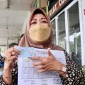 Warga Kecamatan Medan Sunggal antusias memanfaatkan program Go Fast E-KTP yang digelar Kecamatan Medan Sunggal bekerjasama dengan Polsek Medan Sunggal dan Dinas Kependudukan Catatan Sipil Kota Medan di Pelataran Parkir Swalayan Super, Komplek Tasbih, Rabu (26/1/2022).