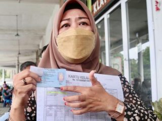 Warga Kecamatan Medan Sunggal antusias memanfaatkan program Go Fast E-KTP yang digelar Kecamatan Medan Sunggal bekerjasama dengan Polsek Medan Sunggal dan Dinas Kependudukan Catatan Sipil Kota Medan di Pelataran Parkir Swalayan Super, Komplek Tasbih, Rabu (26/1/2022).