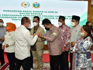 Gubernur Sumatera Utara (Sumut) Edy Rahmayadi menerima kunjungan kerja delegasi Komite III Dewan Perwakilan Daerah (DPD) RI dalam rangka inventarisasi berbagai masukan terkait Penyusunan RUU mengenai Perubahan UU Nomor 21 Tahun 2000 tentang Serikat Pekerja/Buruh di Aula Tengku Rizal Nurdin, Rumah Dinas Gubernur Sumut, Jalan Sudirman Medan, Senin (31/1/2022). DISKOMINFO SUMUT)