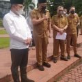 Puluhan pedagang pasar tradisional di Kota Medan melakukan aksi di depan Kantor Walikota Medan, Senin (32/1/2022). Para pedagang resmi itu meminta para pedagang liar yang berjualan di sekitar pasar ditertibkan