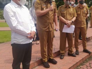 Puluhan pedagang pasar tradisional di Kota Medan melakukan aksi di depan Kantor Walikota Medan, Senin (32/1/2022). Para pedagang resmi itu meminta para pedagang liar yang berjualan di sekitar pasar ditertibkan