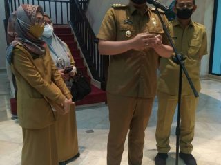 Walikota Medan, Bobby Nasution sedang memberikan paparan kepada wartawan di Kantor Walikota Medan, Senin (31/1/2022). Foto:reza sahab