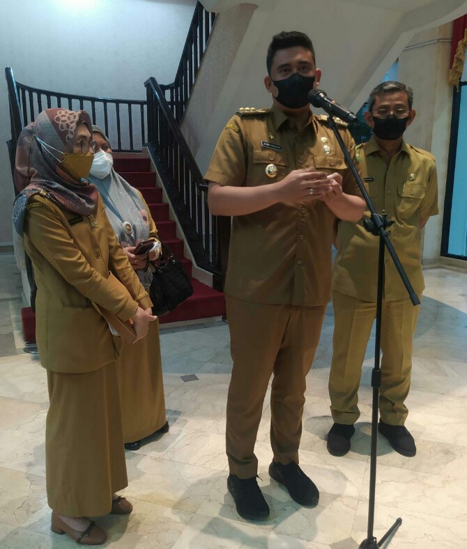 Walikota Medan, Bobby Nasution sedang memberikan paparan kepada wartawan di Kantor Walikota Medan, Senin (31/1/2022). Foto:reza sahab
