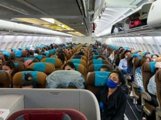 Ribuan penerbangan dari sejumlah maskapai asal Amerika Serikat (AS) terpaksa harus dibatalkan dan ditunda. Hal ini terjadi karena terdapat banyak staf penerbangan yang mengaku sedang sakit karena terpapar COVID-19.