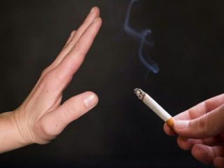 Ketika menghisap rokok maka asap tersebut akan tersimpan di saluran bronkial dan paru-paru yang kemudian akan berdampak pada pernapasan. Hal ini disebabkan oleh karbon monoksida yang dihirup dapat mengganggu oksigenasi tubuh.