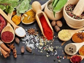 Pada dasarnya masakan yang kita makan akan terasa lebih nikmat jika diolah dengan bumbu dan rempah, namun bukan hanya kenikmatannya saja, hasil penelitian mengungkapkan 1 sendok the rempah yang ditambahkan kemasakan data mengurangi risiko stroke dan sakit jantung.