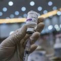 Kepala Badan Pengawas Obat dan Makanan (BPOM) Penny K Lukito mengungkapkan pemberian vaksin virus corona (Covid-19) dosis lanjutan booster dengan takaran satu dosis penuh dapat menyebabkan efek samping yang lebih berat dibandingkan pemberian setengah dosis saja.
