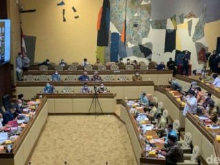 Komisi II DPR RI bersama Pemerintah, KPU dan Bawaslu menggelar rapat jadwal pemilu 2024. Pemerintah dan KPU menyepakati Jadwal Pemilu 2024 pada 14 Februari.
