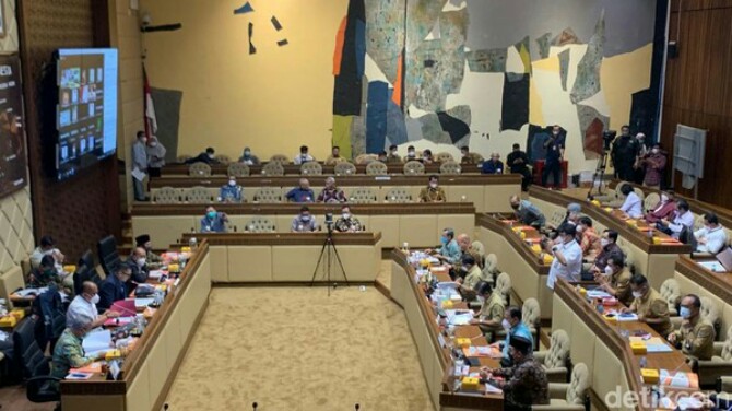 Komisi II DPR RI bersama Pemerintah, KPU dan Bawaslu menggelar rapat jadwal pemilu 2024. Pemerintah dan KPU menyepakati Jadwal Pemilu 2024 pada 14 Februari.