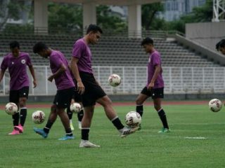 Timnas U-23 Indonesia batal berlaga di Piala AFF U-23. Dari 29 pemain yang dipanggil Shin Tae-yong tujuh dinyatakan positif Covid-19, empat lainnya dianggap suspek dan tiga pemain mengalami cedera.
