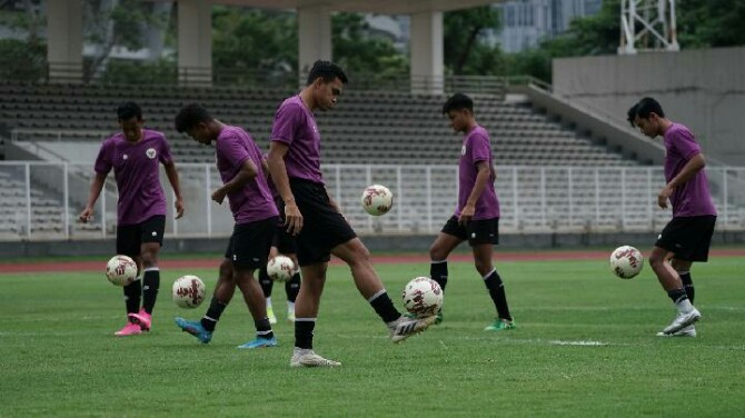 Timnas U-23 Indonesia batal berlaga di Piala AFF U-23. Dari 29 pemain yang dipanggil Shin Tae-yong tujuh dinyatakan positif Covid-19, empat lainnya dianggap suspek dan tiga pemain mengalami cedera.