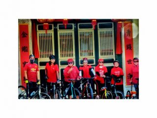 Direktur Tourism Malaysia Medan Hishamuddin Mustafa (tengah) bersama jurnalis di depan rumah Tong A Fie saat gowes sahabat pena, Selasa.