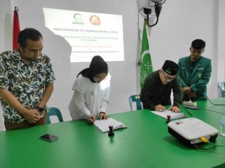 Pengurus Daerah (PD) Al Washliyah Kota Medan bersama Yayasan Magna Skala Indonesia (MASI) menjalin kesepahaman pada Program Pengembangan Sanitasi Sekolah dan Madrasah, berlangsung di Kantor PD Al Washliyah Kota Medan. Sabtu,(1/2/2022).
