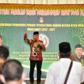 Gubernur Sumut Edy Rahmayadi didampingi Ketua Tim Penggerak (TP) Pemberdayaan Kesejahteraan Keluarga (PKK) Sumut Nawal Lubis menghadiri Peringatan Maulid Nabi Muhammad SAW 1443 H sekaligus pengukuhan pengurus Persatuan Abang Becak Aceh Medan (PABAM) periode 2022 -2027 di Gedung Aceh Sepakat Jalan Mengkara No. 57 Medan, Selasa (1/2).(kaldera/kominfo)