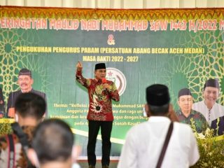 Gubernur Sumut Edy Rahmayadi didampingi Ketua Tim Penggerak (TP) Pemberdayaan Kesejahteraan Keluarga (PKK) Sumut Nawal Lubis menghadiri Peringatan Maulid Nabi Muhammad SAW 1443 H sekaligus pengukuhan pengurus Persatuan Abang Becak Aceh Medan (PABAM) periode 2022 -2027 di Gedung Aceh Sepakat Jalan Mengkara No. 57 Medan, Selasa (1/2).(kaldera/kominfo)