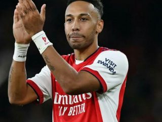 Penyerang Arsenal, Pierre-Emerick Aubameyang resmi bergabung ke Barcelona. Kepindahan tersebut berdasarkan cuitan jurnalis Italia, Fabrizio Romano di akun twitternya, @FabrizioRomano.