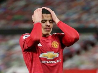 Penyerang Manchester United, Mason Greenwood ditetapkan sebagai tersangka dan resmi ditahan setelah kepolisian menginterogasinya selama beberapa hari atas dugaan kekerasan seksual dan ancaman pembunuhan yang dilakukan pemain berusia 20 tahun itu.