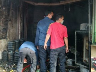 Satu unit rumah toko (ruko) berlantai II di Jalan Seroja, Keluruhan Sunggal, Kecamatan Medan Sunggal, terbakar, Rabu (2/2/2022) pagi.