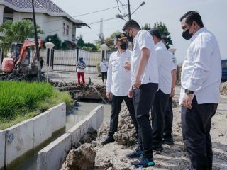 Mendapatkan laporan dari masyarakat terkait pemasangan u-ditch yang tidak beres di Jalan SMTK, Kelurahan Padang Bulan Selayang-I, Kecamatan Medan Selayang, Walikota Medan, Bobby Nasution langsung perintahkan Kadis PU Kota Medan Topan O Ginting segera menyelesaikannya.