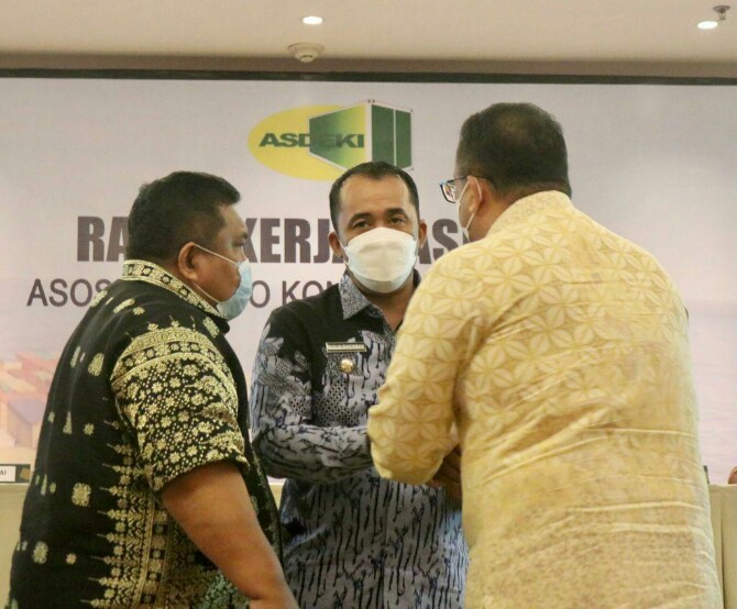 Wakil Walikota Medan, Aulia Rachman menegaskan kontribusi depo kontainer untuk Pemko Medan belum layak. Dirinya berharap Asosiasi Depo Kontainer Indonesia (Asdeki) bersama pelaku usaha bisa memberikan kontribusi lebih ke depannya.