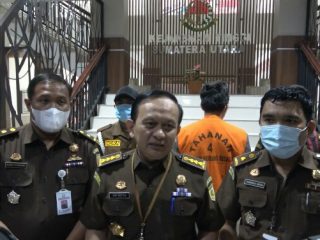 Tim tangkap buronan (Tabur) Kejaksaan Tinggi Sumatera Utara kembali berhasil mengamankan MUS, selaku DPO tersangka dugaan tindak pidana korupsi pembangunan Pasar Waserda (warung serba ada) Kecamatan Dolok Masihul (Domas), Kabupaten Serdang Bedagai Tahun Anggaran 2008.
