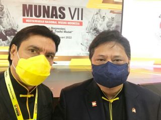 Karan Sukarno Walia bersama Airlangga Hartarto.