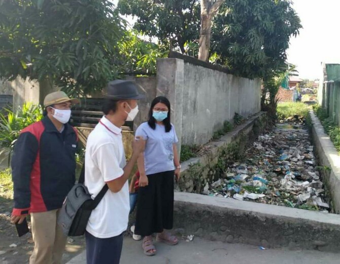 Warga Lingkungan VII Kelurahan Besar, Kecamatan Medan Labuhan keluhkan banjir yang kerap terjadi akibat penyempitan dan pedangkalan parit akibat lumpur dan sampah.