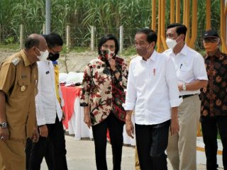 Presiden Joko Widodo bersama menteri dan Plt Bupati Langkat, Syah Afandin berbincang ketika peresmian Tol Binjai - Langsa Seksi I