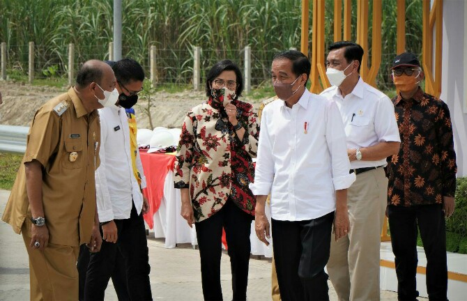 Presiden Joko Widodo bersama menteri dan Plt Bupati Langkat, Syah Afandin berbincang ketika peresmian Tol Binjai - Langsa Seksi I