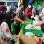 Pemko Medan melalui Dinas Perdagangan Kota Medan kembali menggelar operasi pasar khusus minyak goreng. Kali ini kegiatan tersebut dilakukan di Pasar Halat, Jalan Halat, Medan, Senin (7/2/2022).
