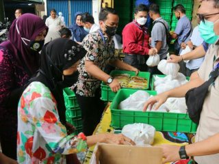 Pemko Medan melalui Dinas Perdagangan Kota Medan kembali menggelar operasi pasar khusus minyak goreng. Kali ini kegiatan tersebut dilakukan di Pasar Halat, Jalan Halat, Medan, Senin (7/2/2022).