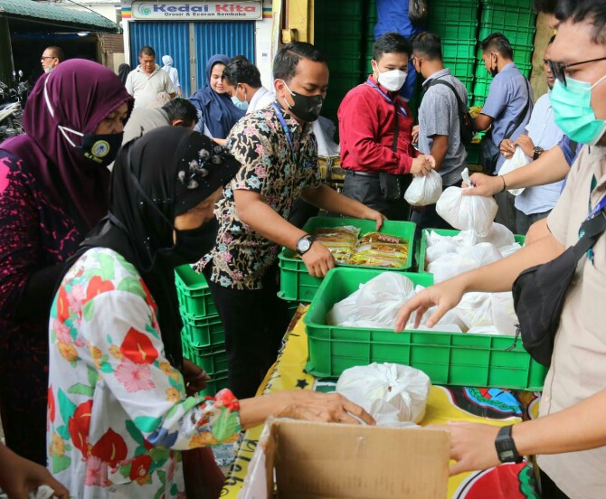 Pemko Medan melalui Dinas Perdagangan Kota Medan kembali menggelar operasi pasar khusus minyak goreng. Kali ini kegiatan tersebut dilakukan di Pasar Halat, Jalan Halat, Medan, Senin (7/2/2022).