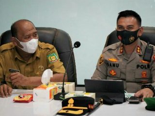 Plt Bupati Langkat, Syah Afandin bersama Kapolres Langkat ketika mengikuti arahan Presiden Joko Widodo melalui video Confrence, Senin (7/2/2022)