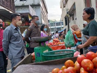 Para Pedagang Kaki Lima (PKL) di Jalan Pribadi samping Pasar Kampung Lalang mengaku menyewa lapak dari pemilik ruko sebesar Rp300 ribu hingga Rp1 juta.
