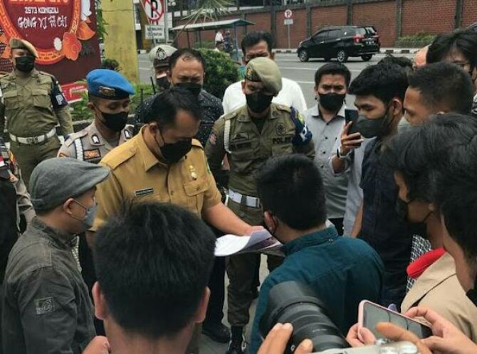 Sejumlah mahasiswa dan pemuda mengatasnamakan Lintas Kajian Kaum Gerakan ( LINKKAR ) Sumatera Utara melakukan aksi damai di depan Kantor Walikota, Jalan Maulana Lubis, Senin (7/2/2022).