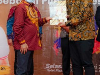 Walikota Medan, Muhammad Bobby Afif Nasution menerima penghargaan sebagai Inisiator olahraga nasional dari Seksi Wartawan Olahraga (Siwo) PWI Pusat yang diserahkan bersamaan dengan rangkaian Hari Pers Nasional (HPN) di Kendari, Sulawesi Tenggara, Selasa (8/2/2022).